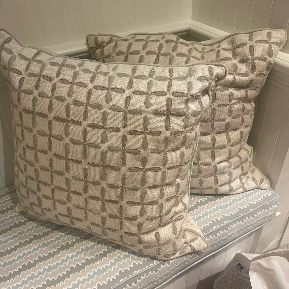 Set of two pillows